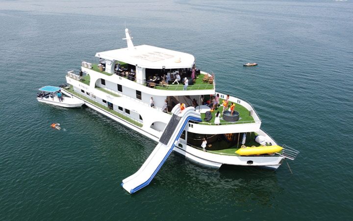 Luxury Private Houseboat Rental . Book Now